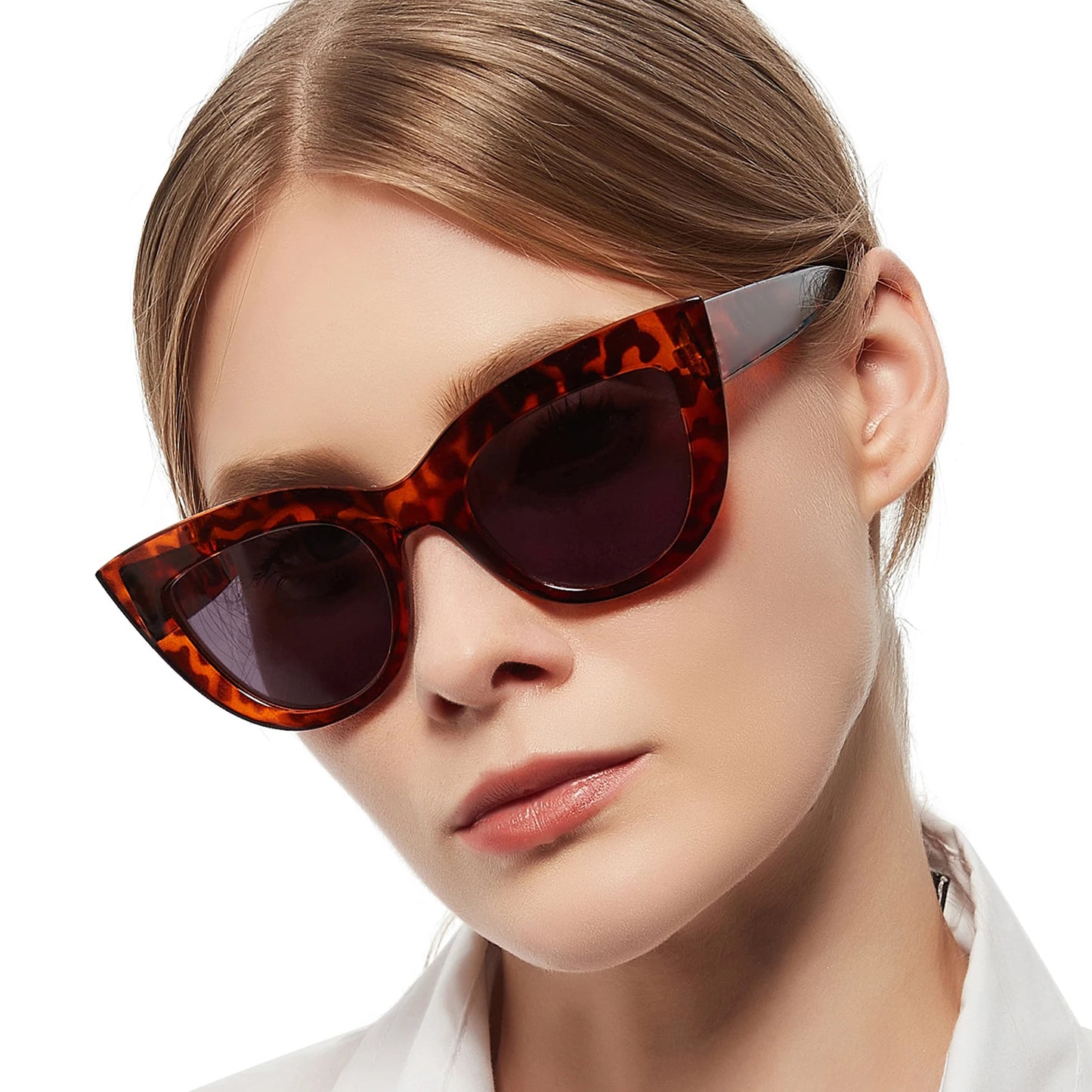 Sunglasses with tortoiseshell frame worn by a model on a white background